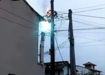 Crianças morrem eletrocutadas após pipa agarrar em poste no RJ