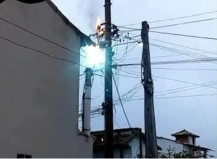 Crianças morrem eletrocutadas após pipa agarrar em poste no RJ