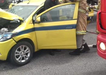 MOTORISTA DE TÁXI SAI ILESO EM ACIDENTE IMPRESSIONANTE  NA ZONA OESTE