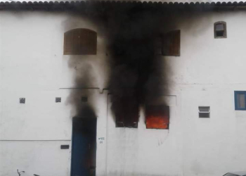 TRAGÉDIA NO RJ!! TRÊS CRIANÇAS MORREM QUEIMADAS EM CASARÃO