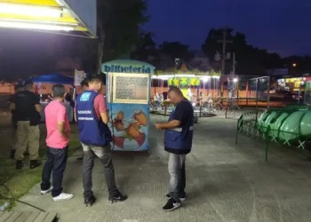 Prefeitura interdita parque de diversões irregular em praça de Campo Grande