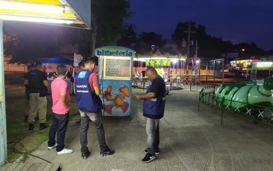 Prefeitura interdita parque de diversões irregular em praça de Campo Grande