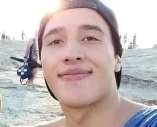 JOVEM É ESFAQUEADO AO DEFENDER NAMORADA EM ASSALTO NO RJ