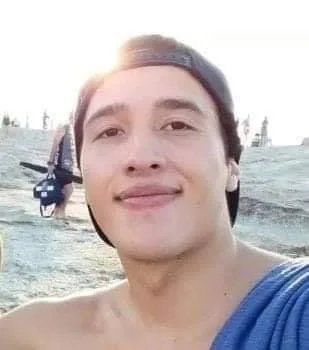 JOVEM É ESFAQUEADO AO DEFENDER NAMORADA EM ASSALTO NO RJ