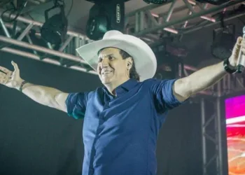 Cantor Juliano Cezar é enterrado sob aplausos e