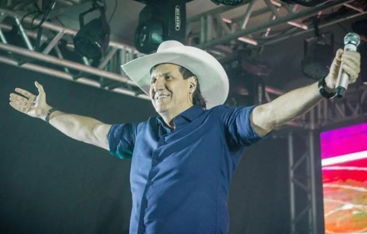 Cantor Juliano Cezar é enterrado sob aplausos e