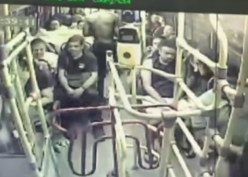 IMAGENS MOSTRAM O MOMENTO DO ASSALTO QUE RESULTOU NA MORTE DE UM PASSAGEIRO EM UM ÔNIBUS NA ZONA OESTE