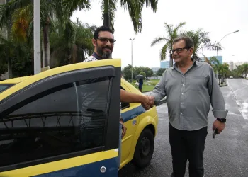 Motorista e passageiro contam as vantagens do aplicativo Taxi.Rio numa volta pela cidade