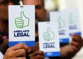 Prefeitura entrega crachás a 158 ambulantes que trabalham nas praias cariocas