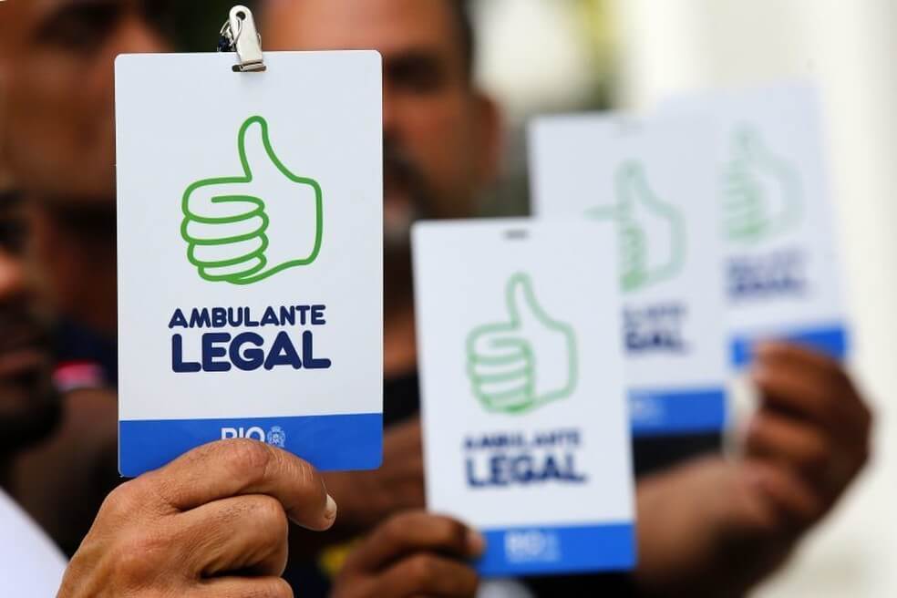 Prefeitura entrega crachás a 158 ambulantes que trabalham nas praias cariocas