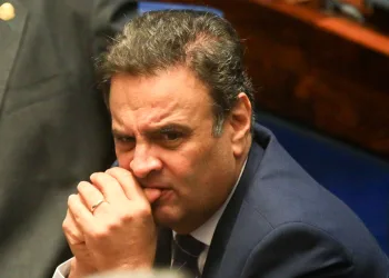 Urgente!!! Aécio Neves é internado às pressas num hospital