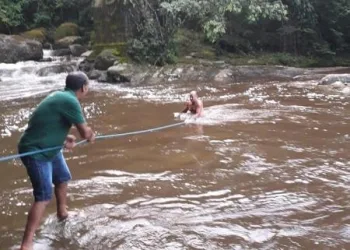 Três banhistas são resgatados em cachoeira no RJ após cabeça d’água