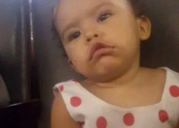 BEBÊ É ATROPELADA E MORRE NOS BRAÇOS DA MÃE NA ZONA OESTE DO RJ