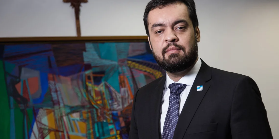 Vice Governador do Rio, Claudio Castro, é internado com meningite viral