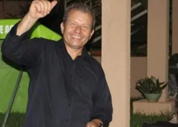 Cantor sertanejo baleado nas costas acusa ex-mulher pelo crime