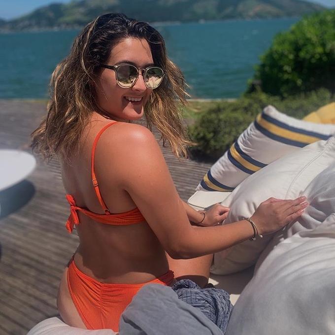 Filha de Fátima Bernardes, mostra bronzeado após viagem de fim de ano