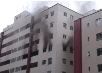 Celular superaquece, provoca incêndio e destrói dois apartamentos