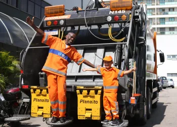 Após comemorar aniversário vestido de gari, pequeno fã é recebido por Renato Sorriso na Comlurb