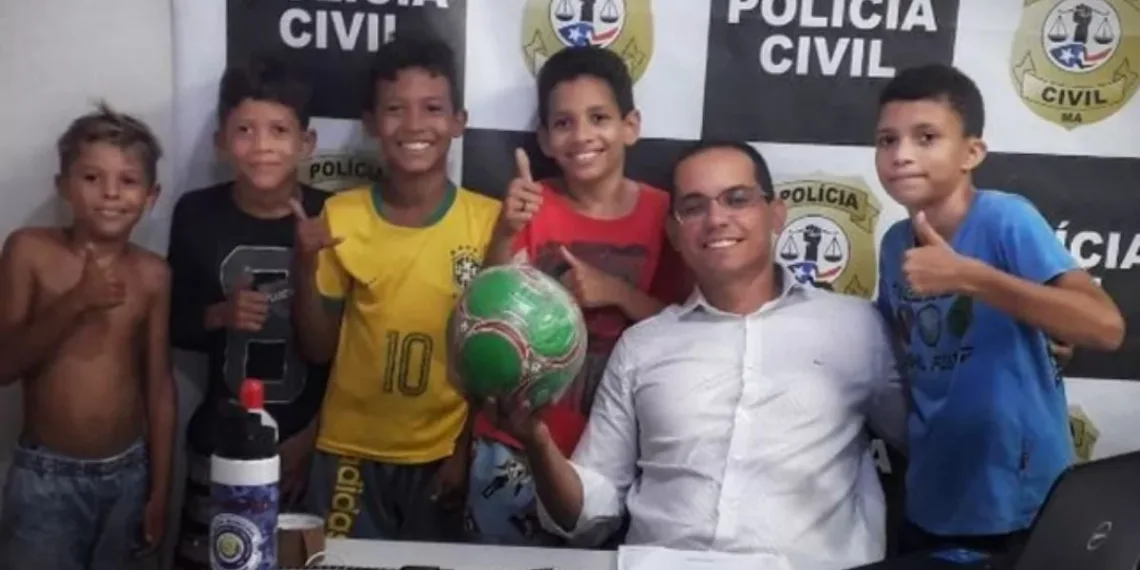 Crianças pedem ajuda para Delegado e recuperam bola que caiu na vizinha