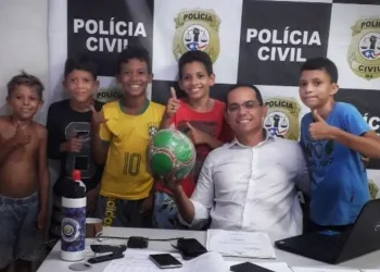 Crianças pedem ajuda para Delegado e recuperam bola que caiu na vizinha