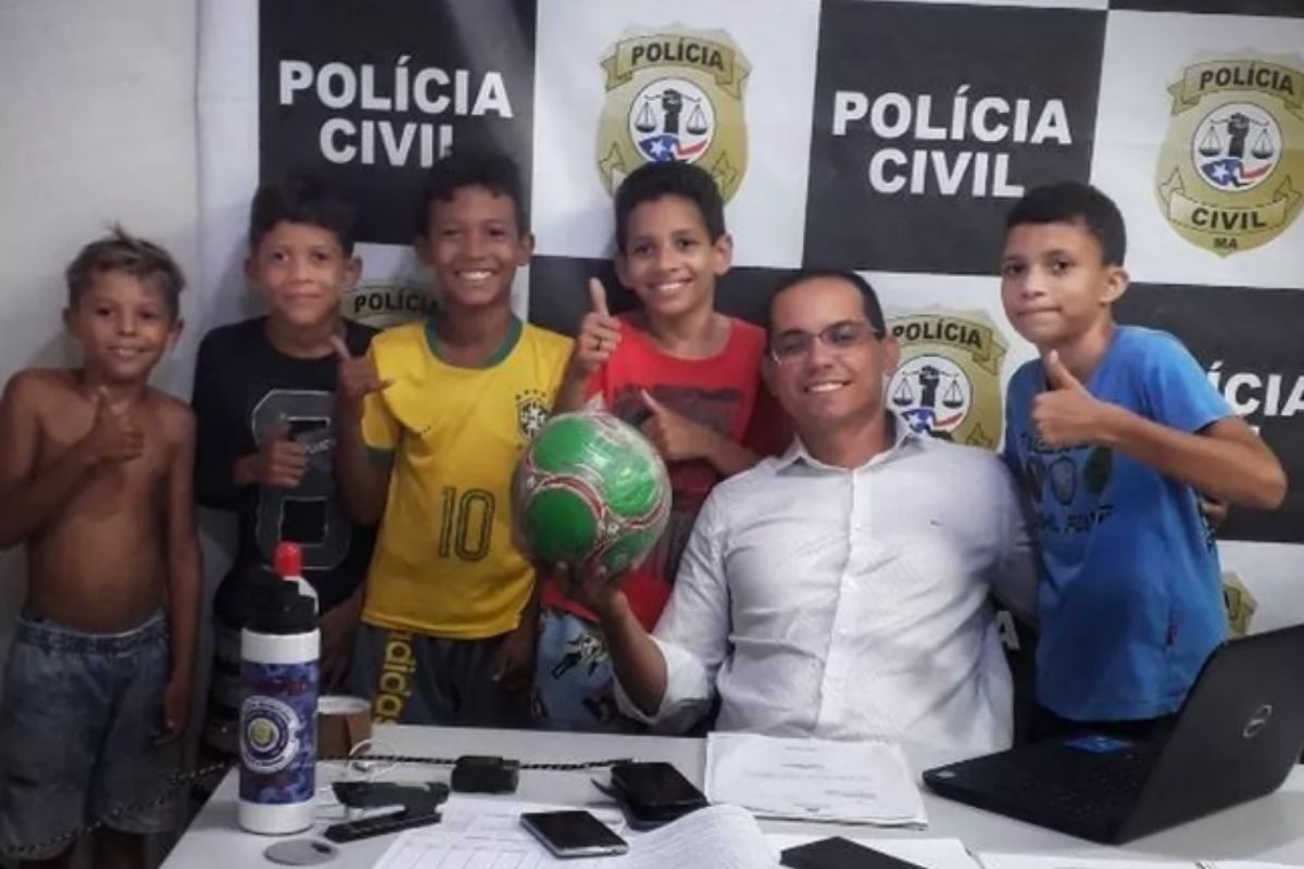 Crianças pedem ajuda para Delegado e recuperam bola que caiu na vizinha