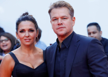Galã de Hollywood se casa com garçonete argentina