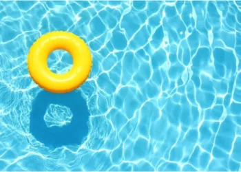 Tragédia: bebê de 1 ano cai em piscina e morre!!Alerta aos pais!!