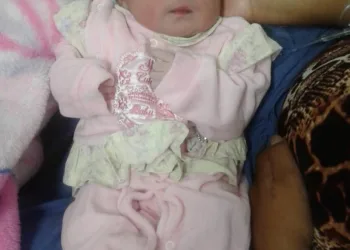Motorista bate em carro estacionado e bebê que estava sendo amamentado morre