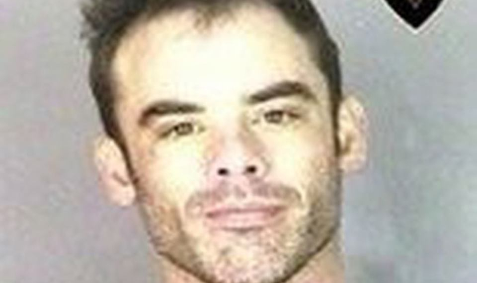 Homem enfrenta 15 policiais com uma mão e se masturba com a outra