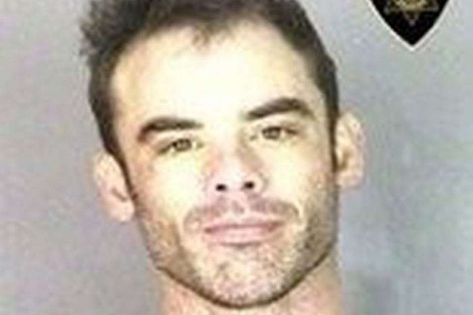 Homem enfrenta 15 policiais com uma mão e se masturba com a outra