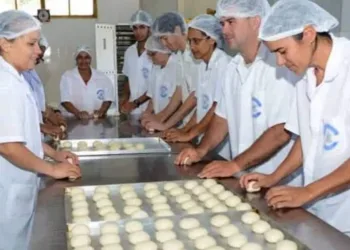 Auxiliar de Serviços Gerais, Confeiteiro – R$ 1.310,00 – Conhecimento em preparo de bolos e recheios diversos – Rio de Janeiro