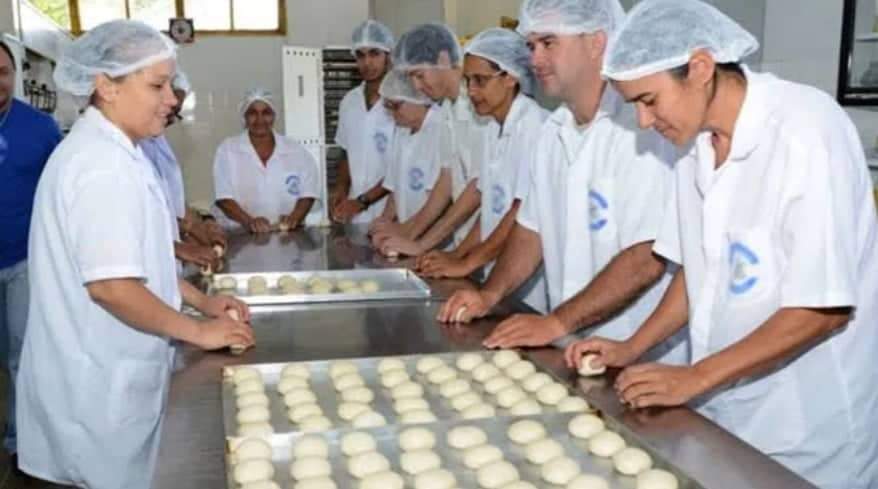 Auxiliar de Serviços Gerais, Confeiteiro – R$ 1.310,00 – Conhecimento em preparo de bolos e recheios diversos – Rio de Janeiro