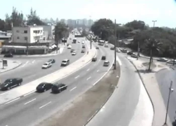 Acidente entre moto e carro deixa uma pessoa morta na zona oeste