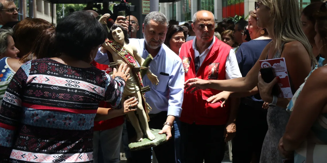 Servidores recebem imagem peregrina de São Sebastião na sede da Prefeitura do Rio
