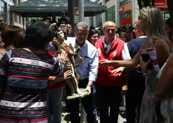 Servidores recebem imagem peregrina de São Sebastião na sede da Prefeitura do Rio