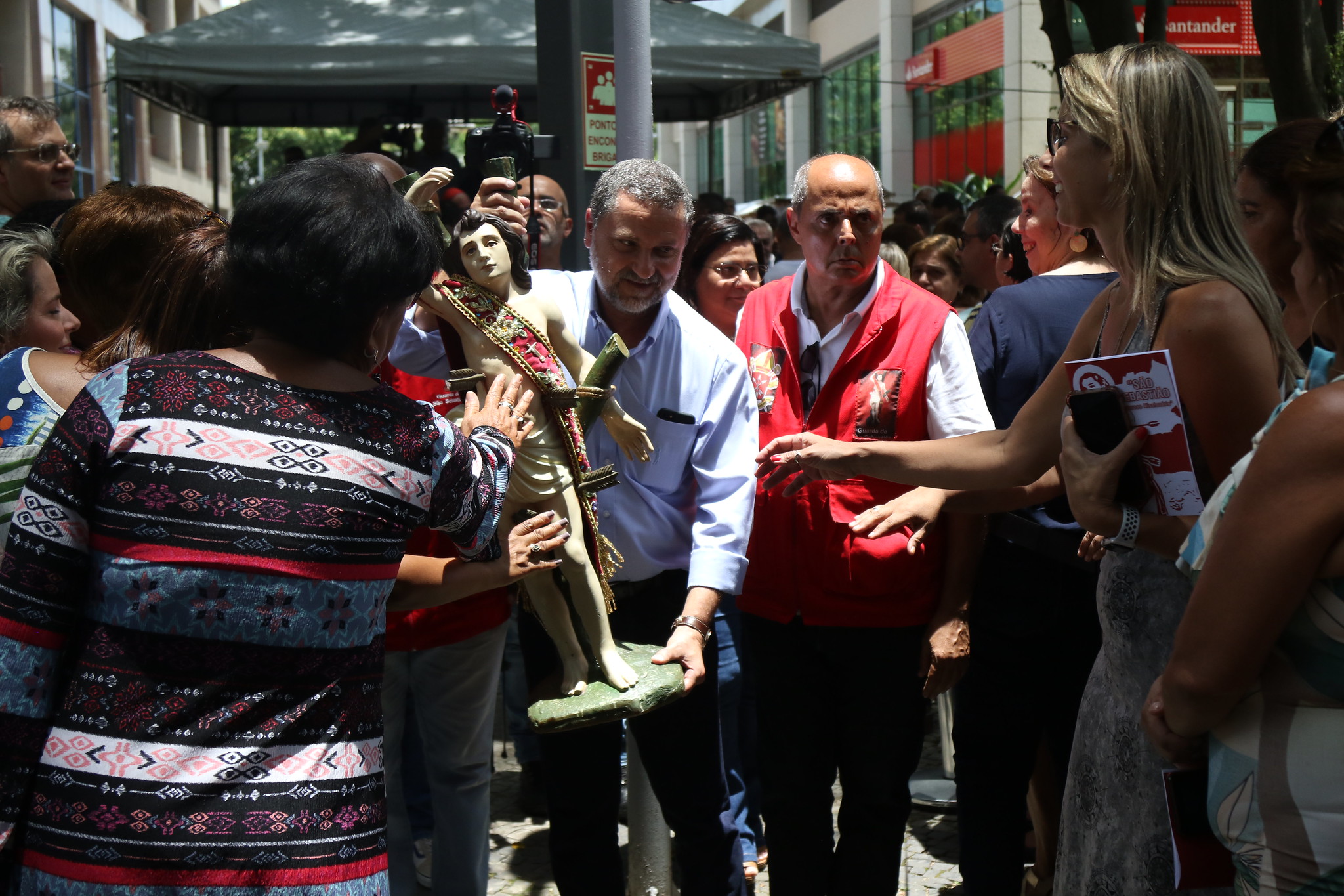 Servidores recebem imagem peregrina de São Sebastião na sede da Prefeitura do Rio
