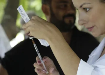 Vacinação contra sarampo ganha reforço com ação para taxistas em aeroportos e na rodoviária