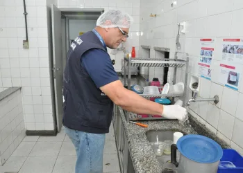 Vigilância Sanitária municipal coleta amostras para análise de água distribuída pela Cedae