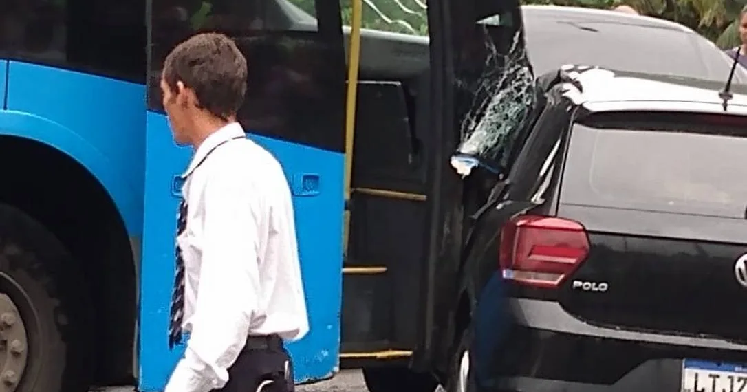 Carro invade pista do BRT – Veja como ele ficou!!
