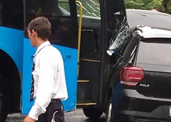 Carro invade pista do BRT – Veja como ele ficou!!