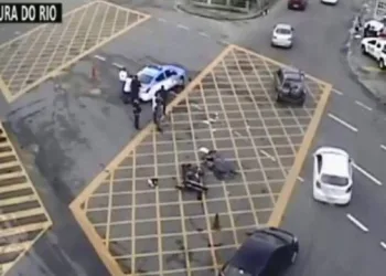 Acidente entre moto e ônibus deixa dois mortos, no Maracanã