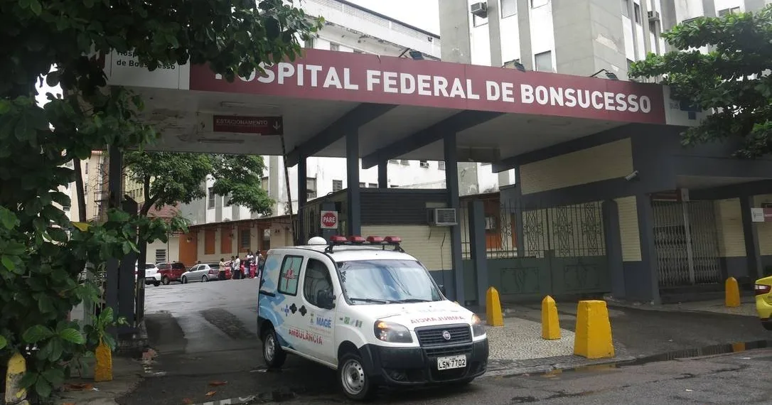Jovem é atingida por bala perdida no pescoço.