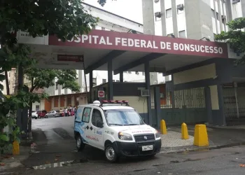 Jovem é atingida por bala perdida no pescoço.