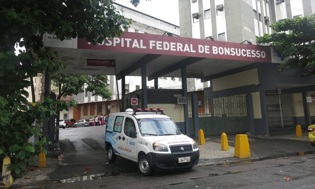 Jovem é atingida por bala perdida no pescoço.