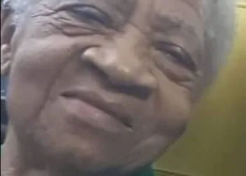 Idosa morta por bala perdida cuidava dos netos quando foi atingida