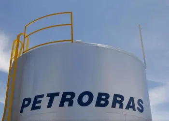 Petroleiros iniciam greve; Petrobras quer garantir abastecimento