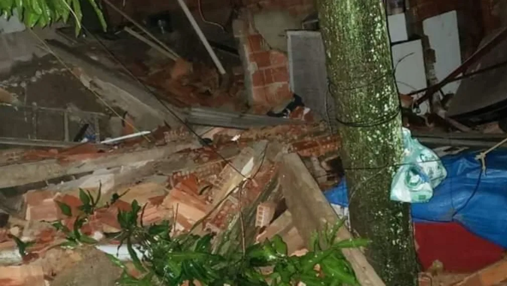 Casa Desaba Após Forte Chuva Que Atingiu a Zona Oeste