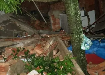 Casa Desaba Após Forte Chuva Que Atingiu a Zona Oeste