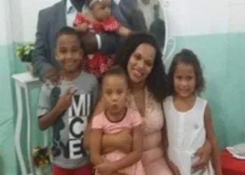 FAMÍLIA QUE MORA TEVE CASA DESTRUÍDA DURANTE TEMPORAL NA ZONA OESTE