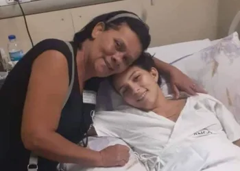 Essa é a Caroline Nunes, descobriu um câncer e precisa de sua ajuda